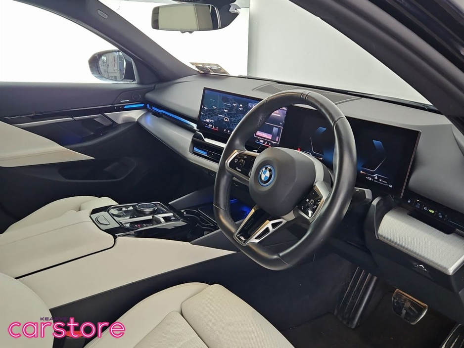 2024 BMW 5 Series - image 9