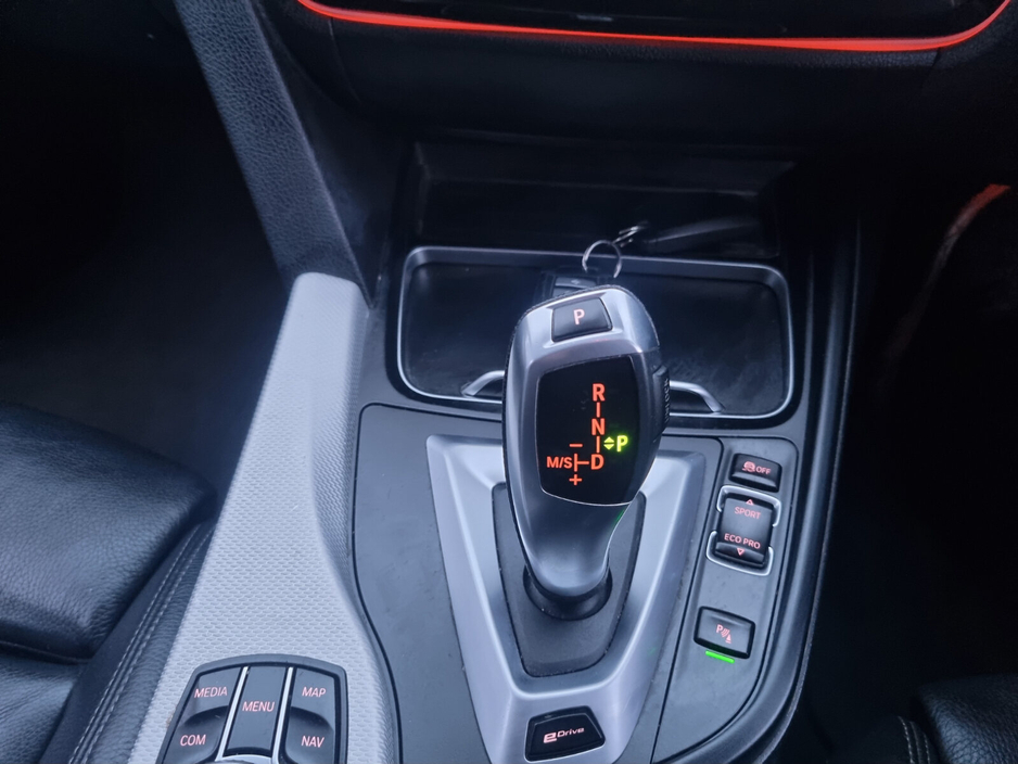 2018 BMW 3 Series - image 12