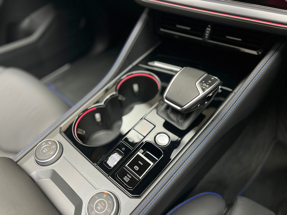 2025 Volkswagen Touareg - image 21