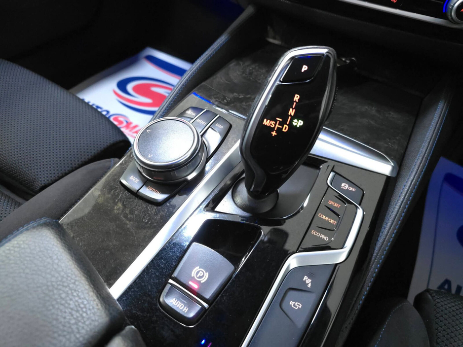 2017 BMW 5 Series - image 21