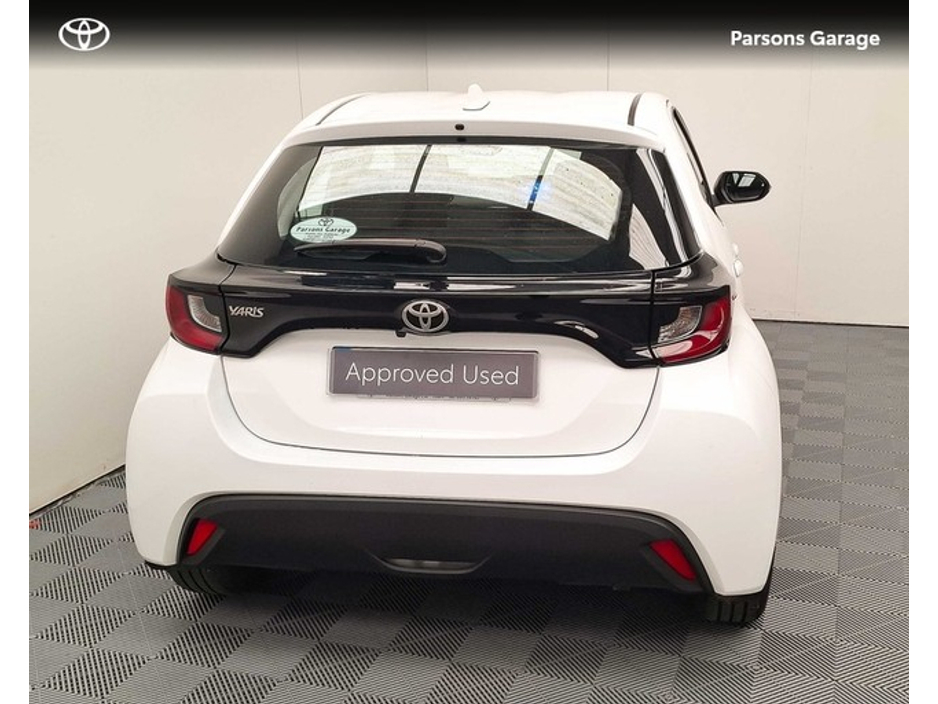 2024 Toyota Yaris - image 4