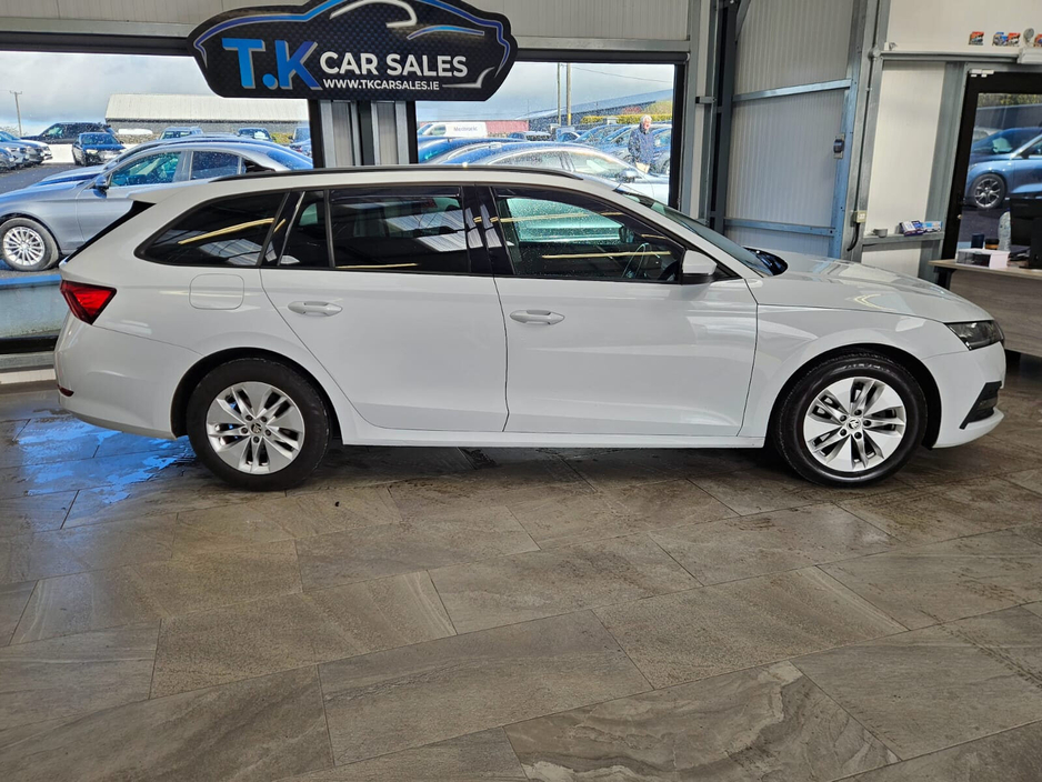 2021 Skoda Octavia - image 3