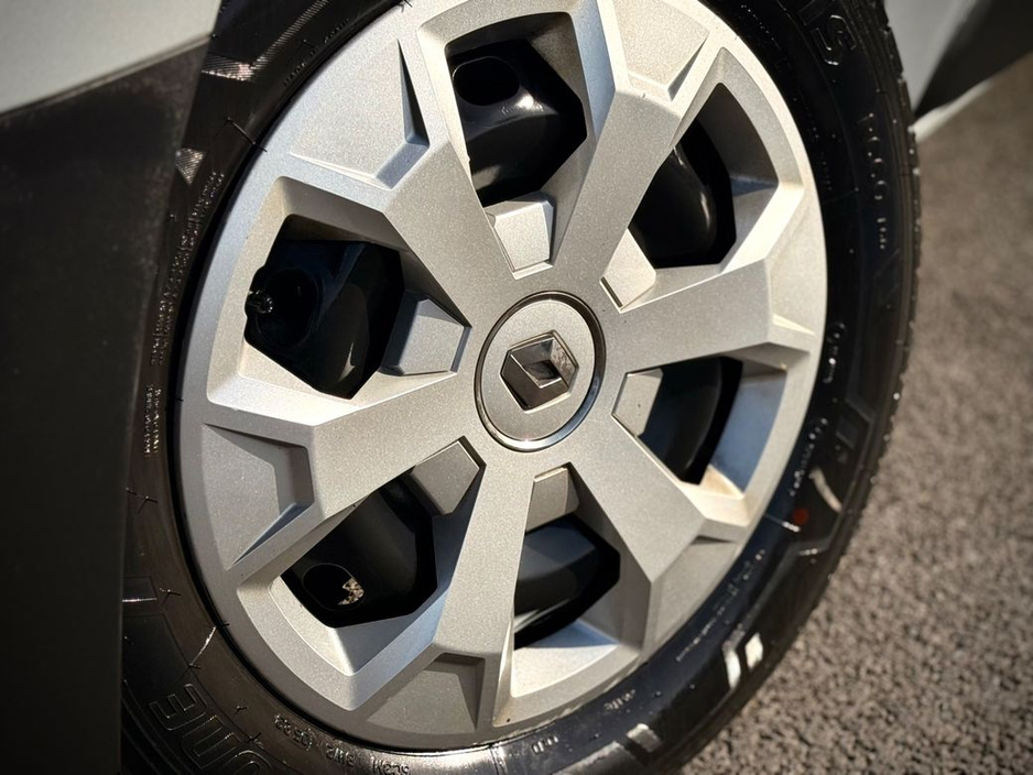 2023 Renault Trafic - image 10