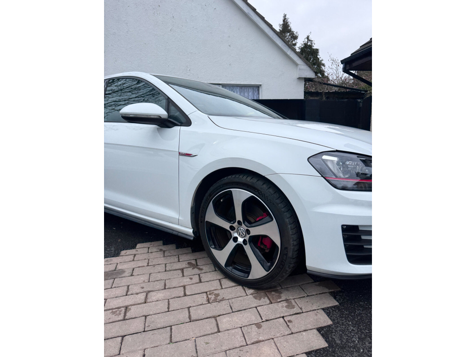 2015 Volkswagen Golf - image 4