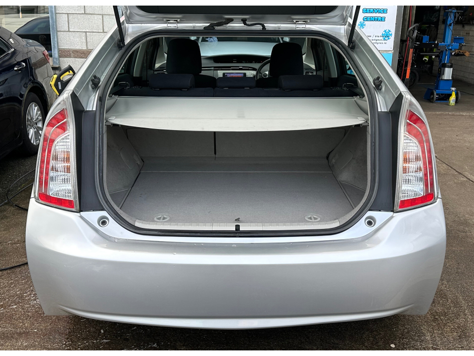 2013 Toyota Prius - image 7