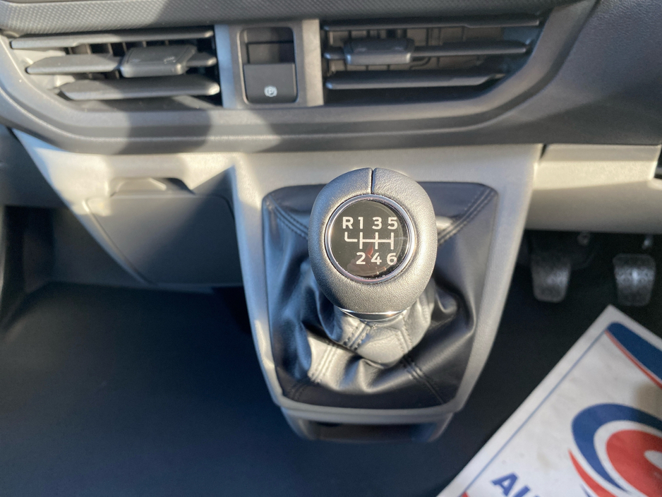 2026 Ford Transit Custom - image 17
