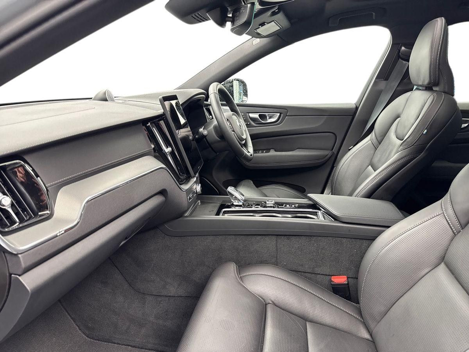 2025 Volvo XC60 - image 2