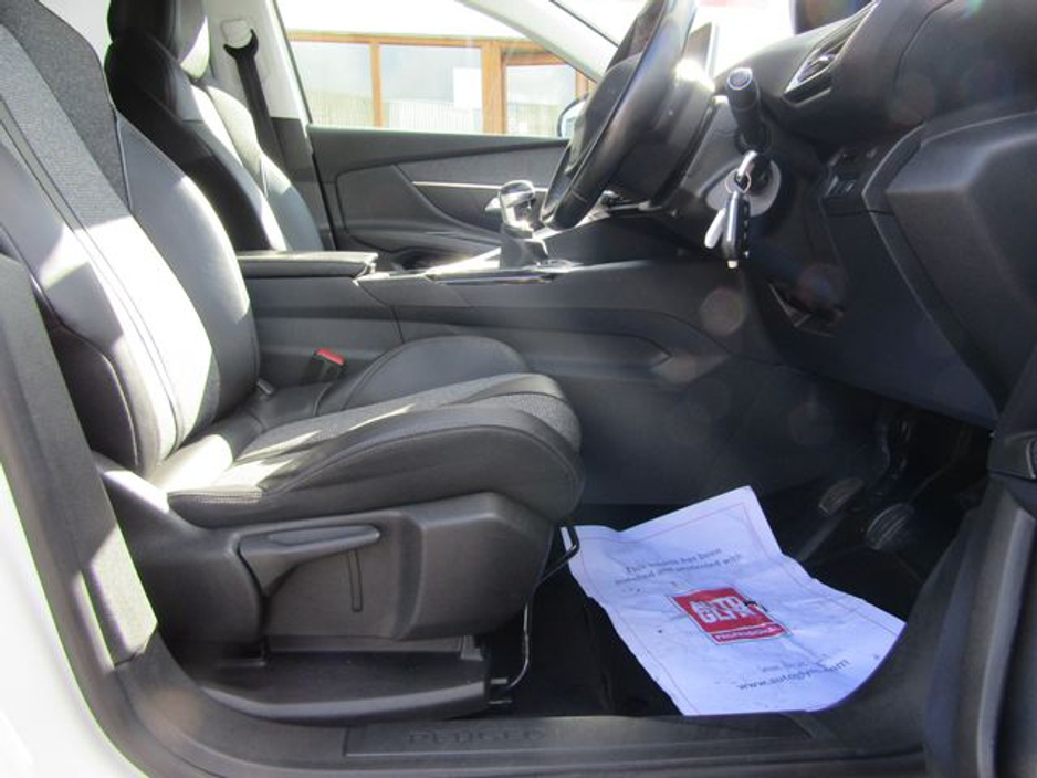 2018 Peugeot 3008 - image 14