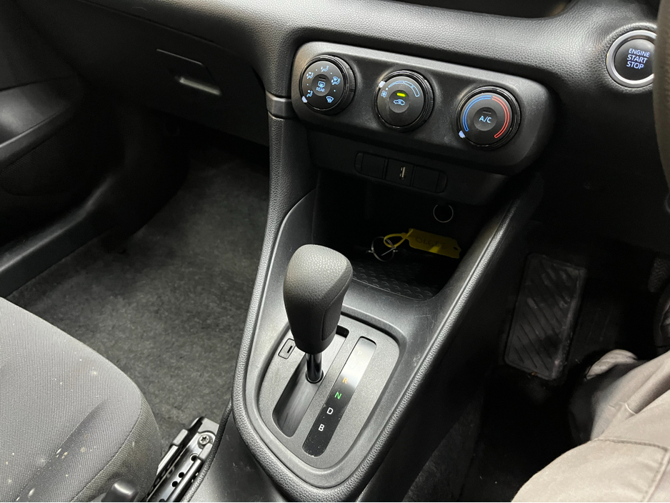 2020 Toyota Yaris - image 13