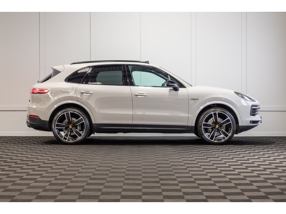 2022 Porsche Cayenne  €59,999