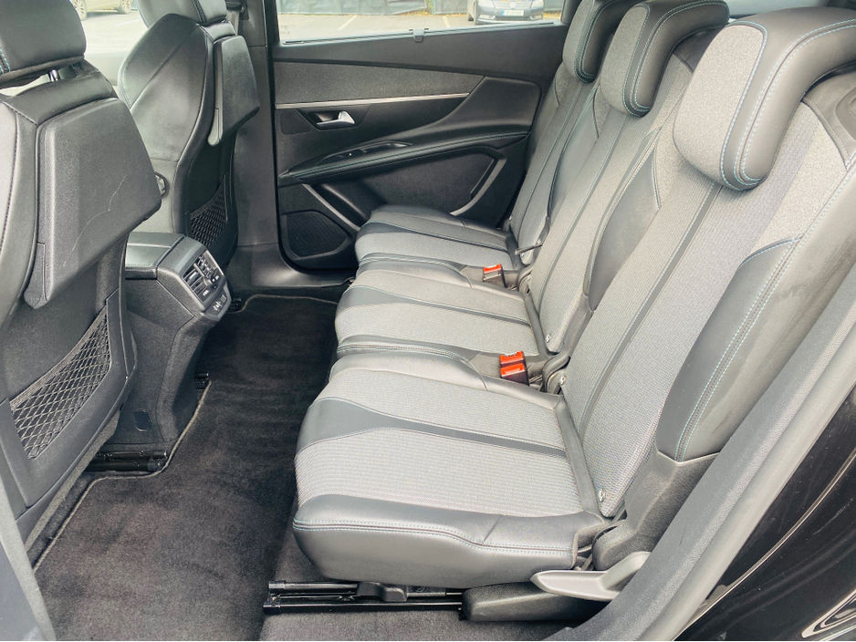2022 Peugeot 5008 - image 26