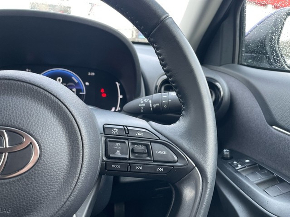 2025 Toyota Yaris Cross - image 12