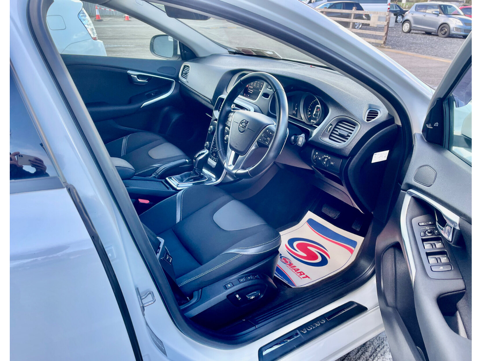 2019 Volvo V40 - image 13