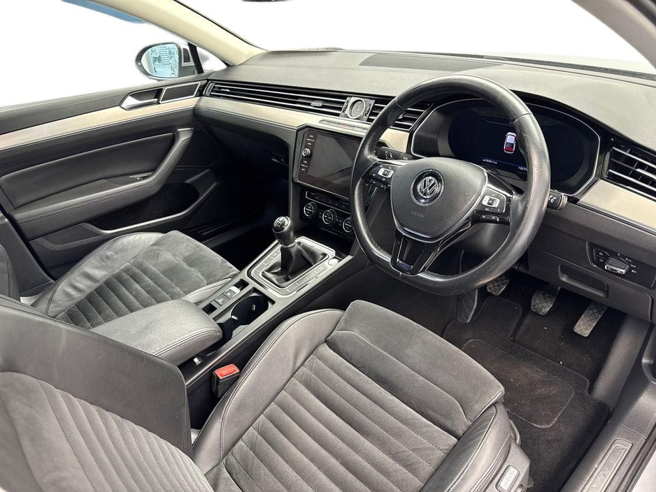 2019 Volkswagen Passat - image 7