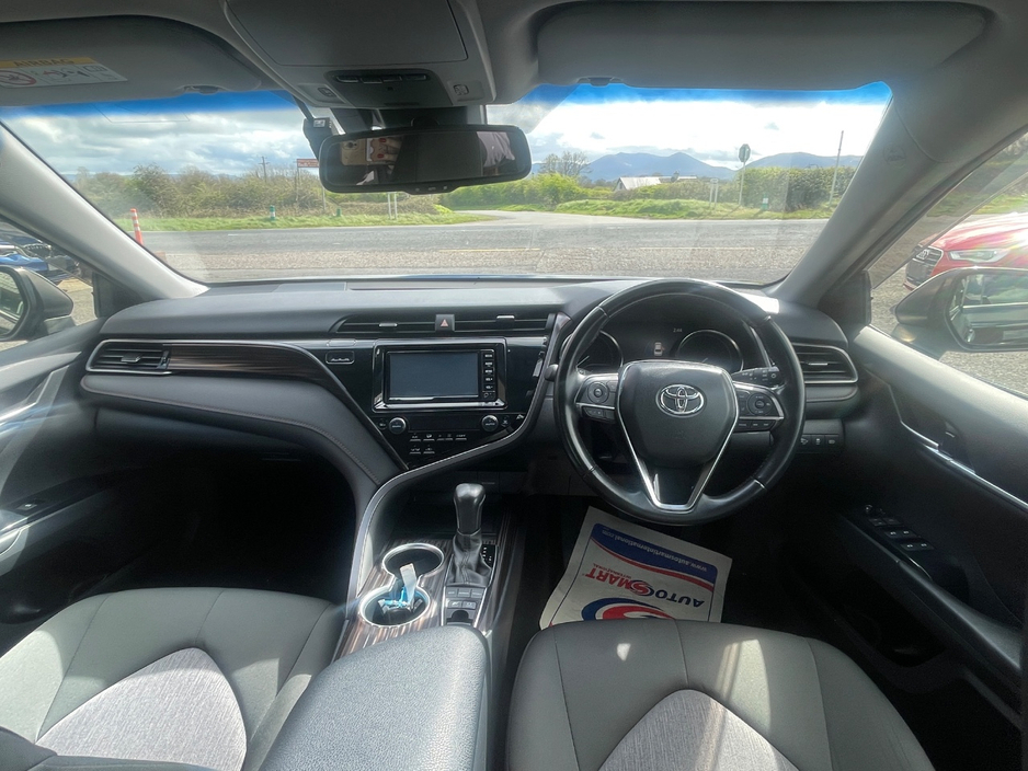 2018 Toyota Camry - image 10