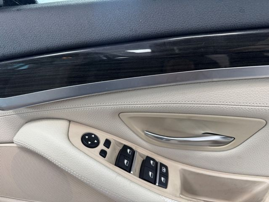 2016 BMW 5 Series - image 12