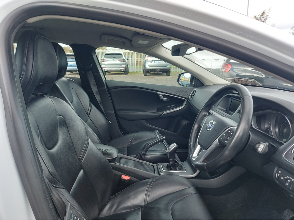 2014 Volvo V40 - image 13