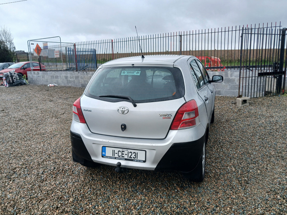 2011 Toyota Yaris - image 7