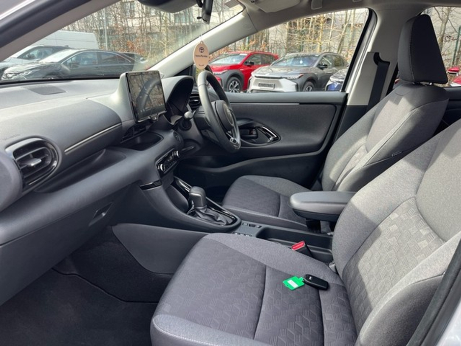 2025 Toyota Yaris - image 6