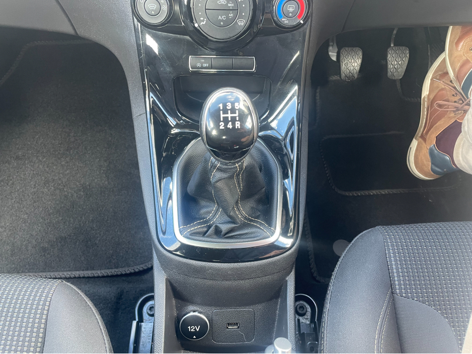 2017 Ford Fiesta - image 15