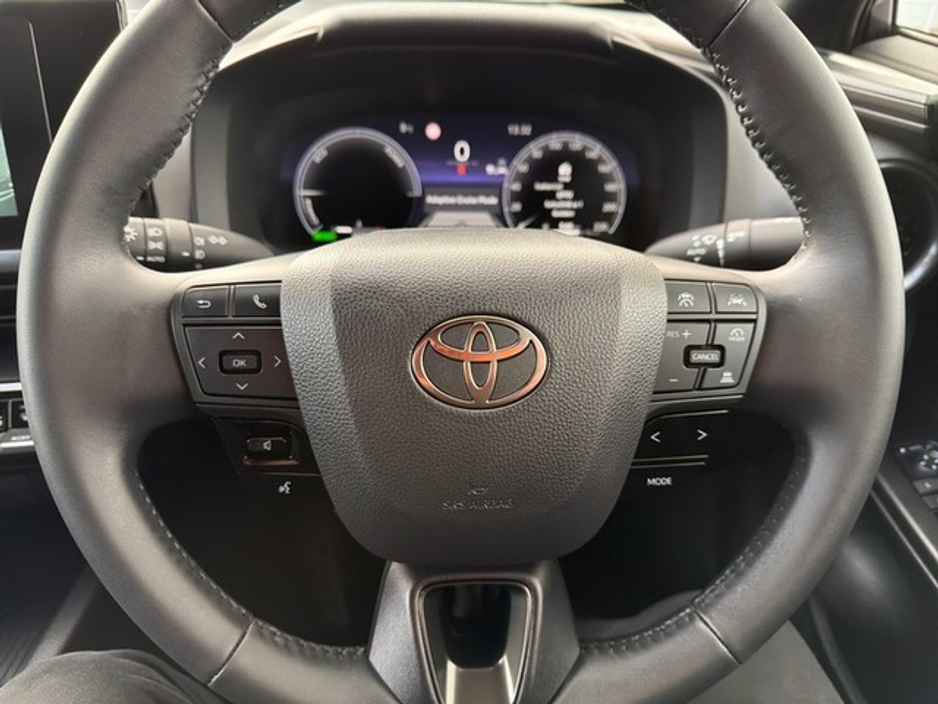2025 Toyota C-HR SPORT PLUS SIDESTEPS & EXTRAS // HEATED SEATS // APPLE CARPLAY/ANDROID AUTO // SIDE STEPS // WIND DEFLECTORS // FULL WARRANTY €37,945
