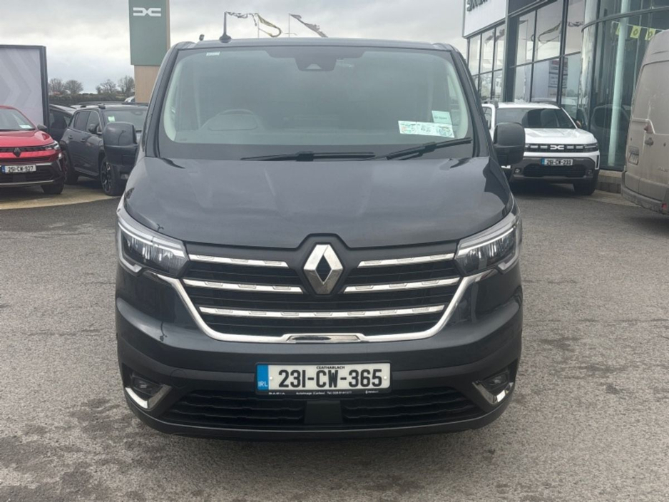 2023 Renault Trafic - image 2