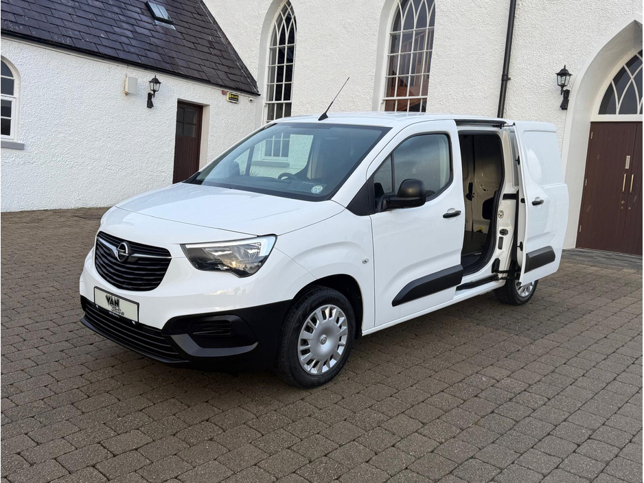 2022 Opel Combo - image 9