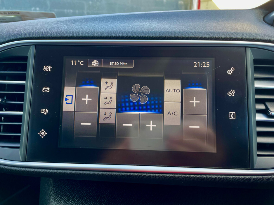 2017 Peugeot 308 - image 35