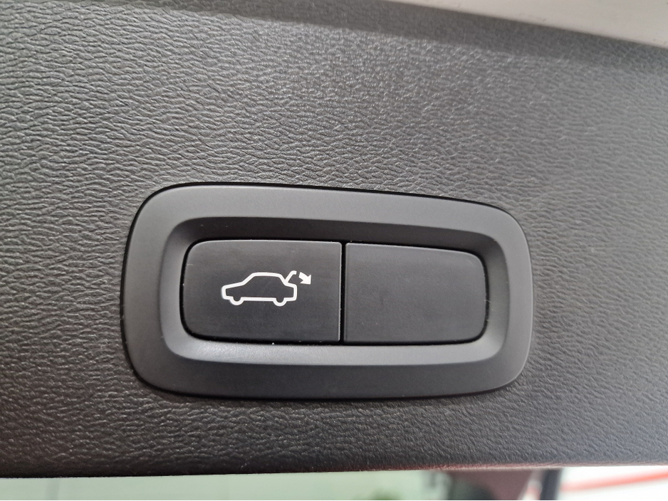 2021 Volvo XC40 - image 14