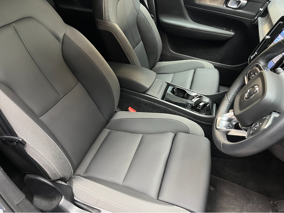 2022 Volvo XC40 - image 11