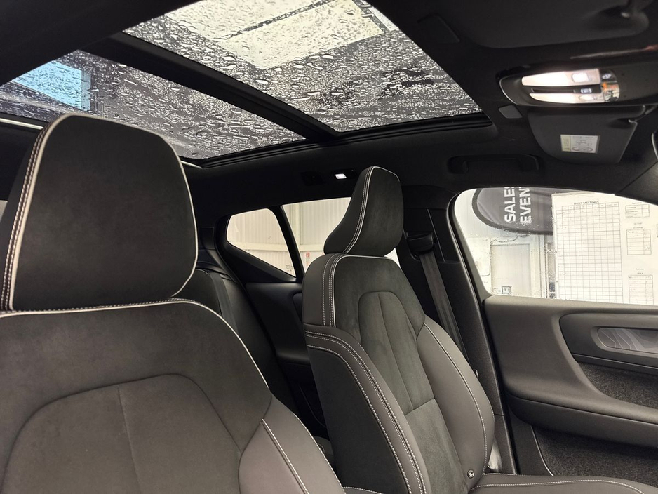 2024 Volvo XC40 - image 20