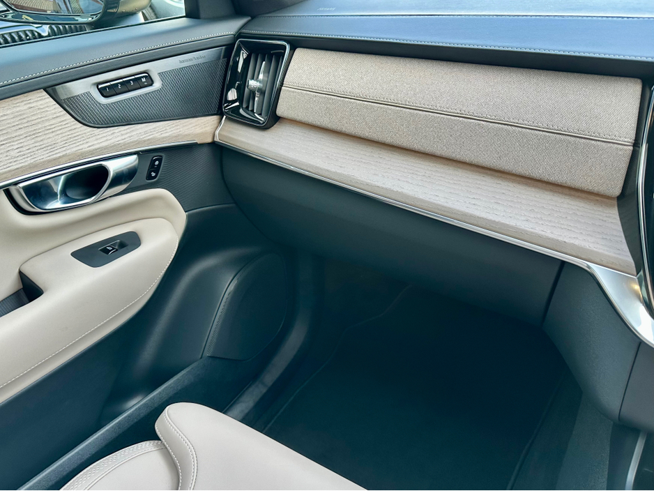 2025 Volvo XC90 - image 16