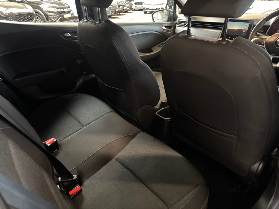 2022 Renault Clio - image 9