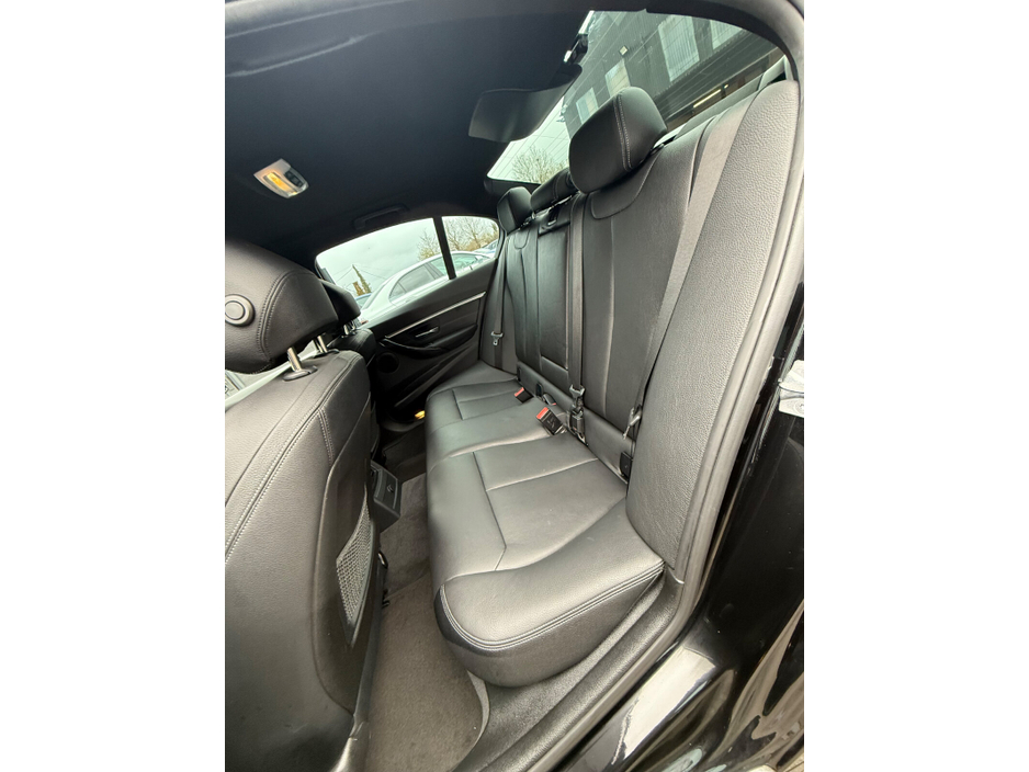 2017 BMW 3 Series - image 16