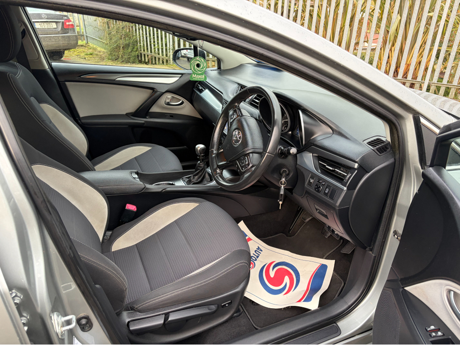 2016 Toyota Avensis - image 8