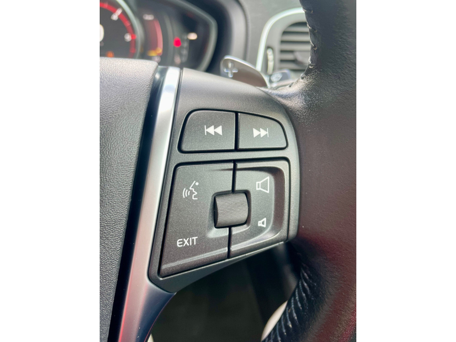 2018 Volvo V40 - image 31