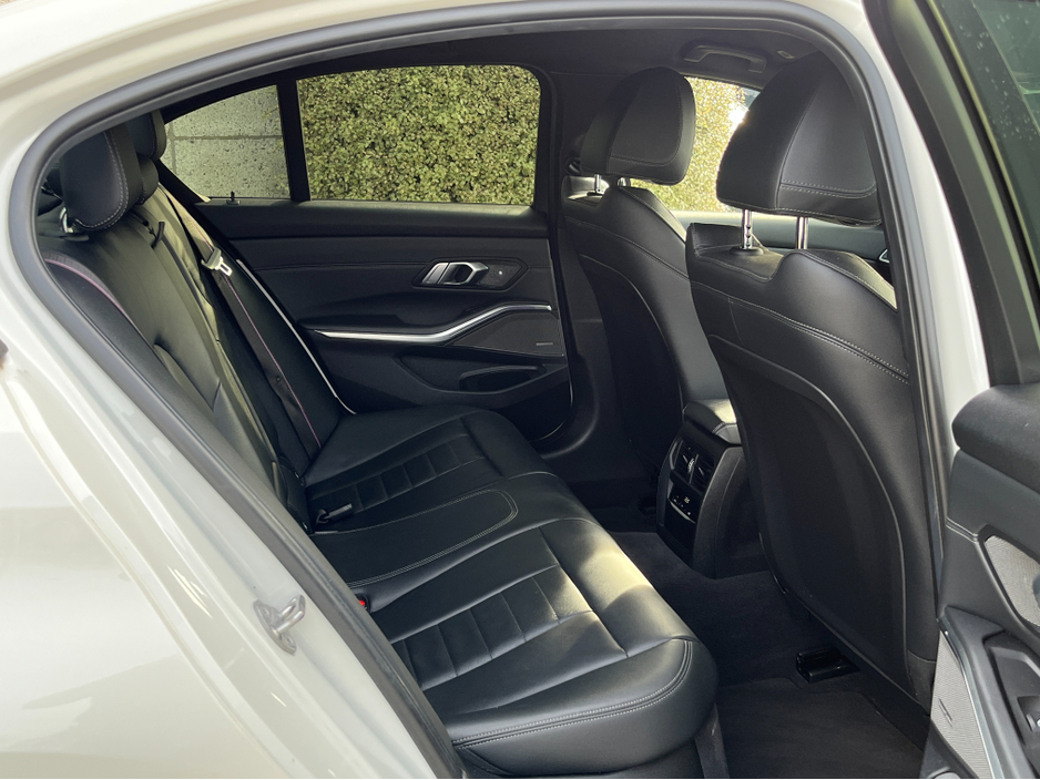 2020 BMW 3 Series - image 8