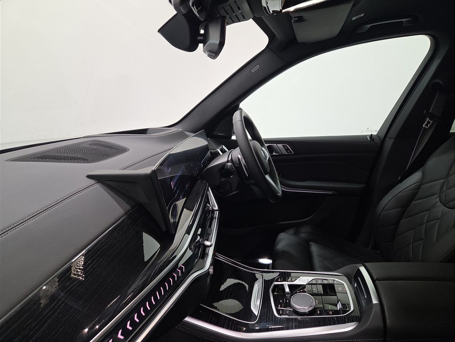 2025 BMW X5 - image 7