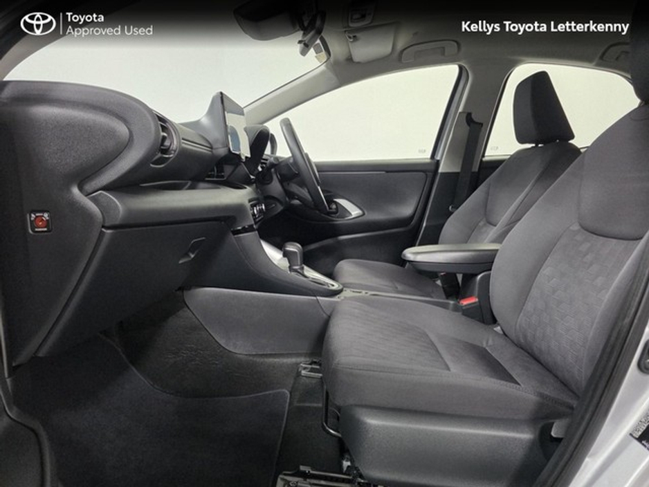 2025 Toyota Yaris - image 6