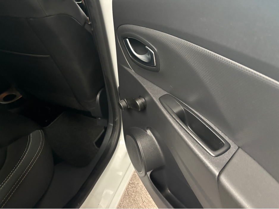 2019 Renault Clio - image 3