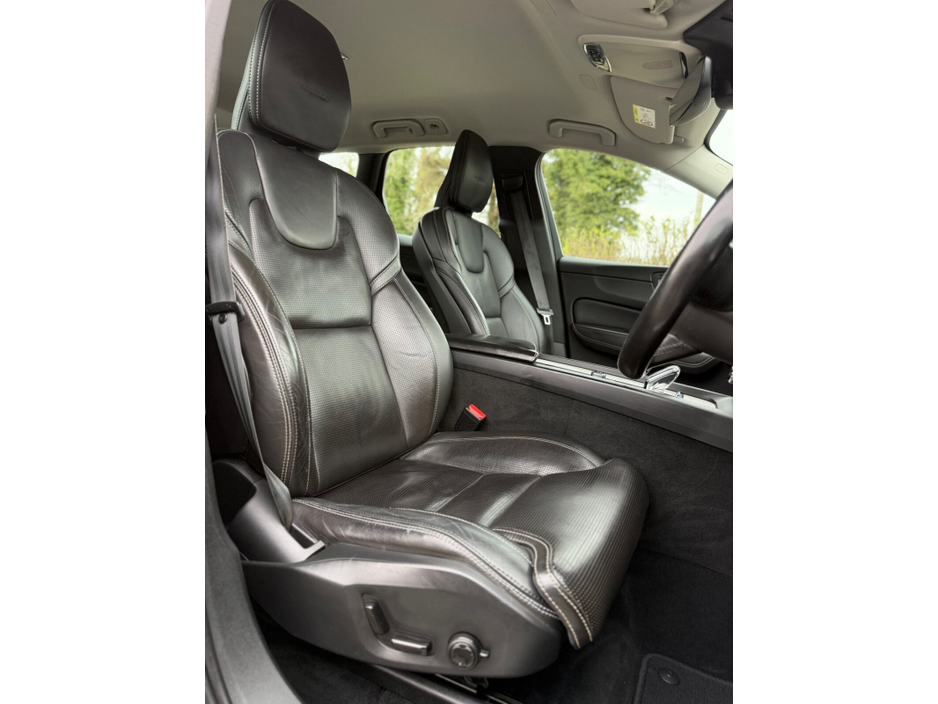 2020 Volvo XC60 - image 15