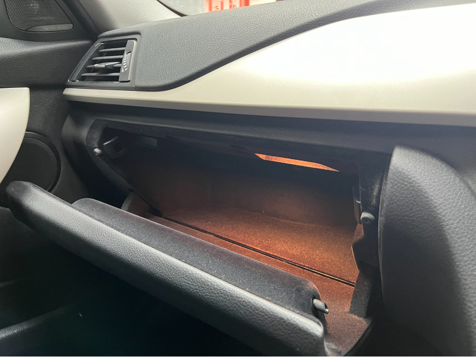 2016 BMW 3 Series - image 18