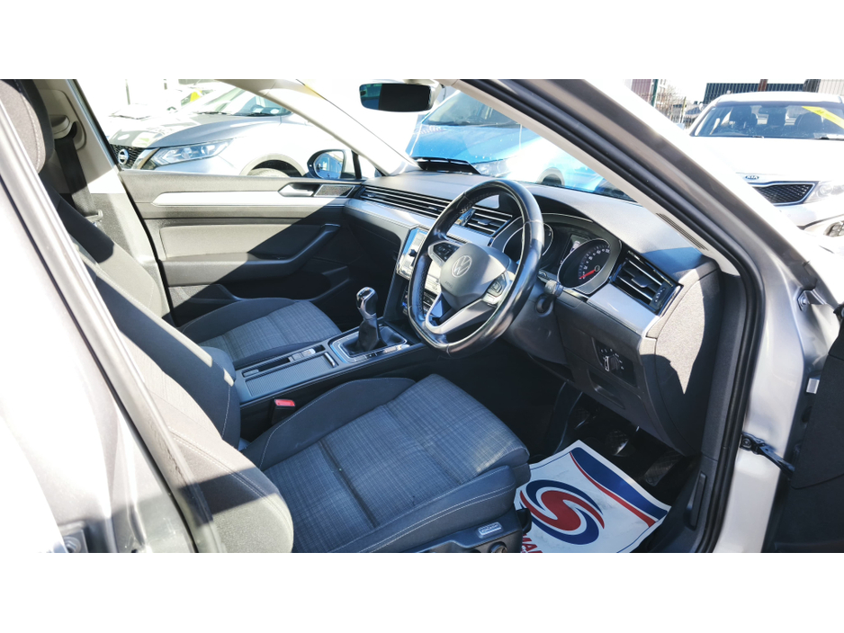 2022 Volkswagen Passat - image 8