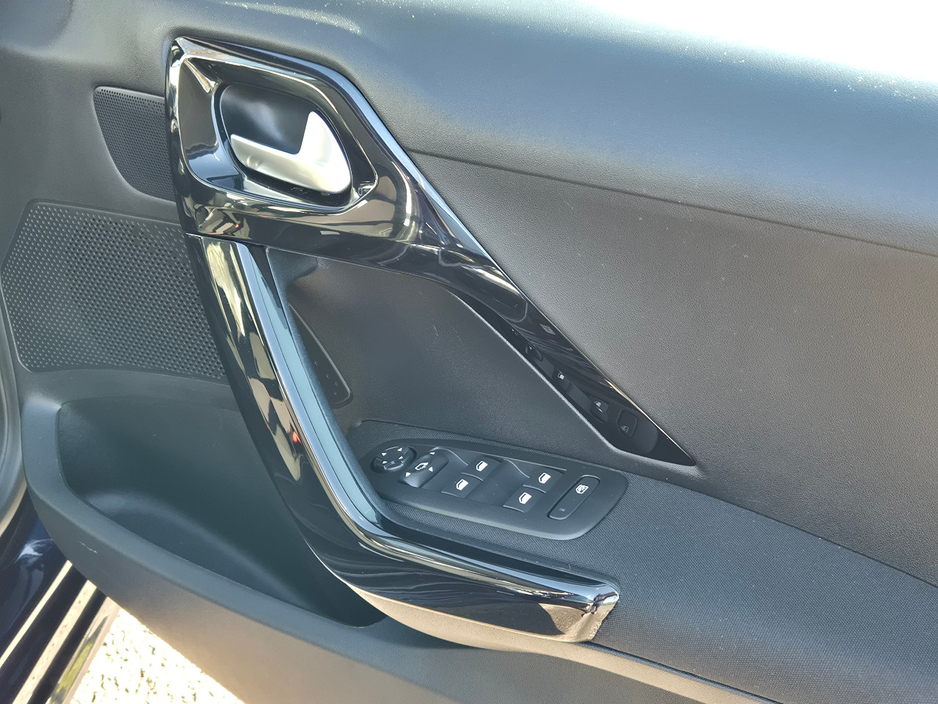 2019 Peugeot 208 - image 4