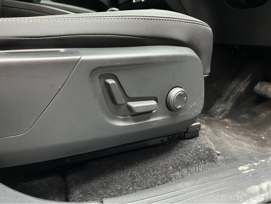 2023 Volvo XC40 - image 13