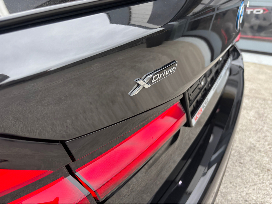 2022 BMW 5 Series - image 8