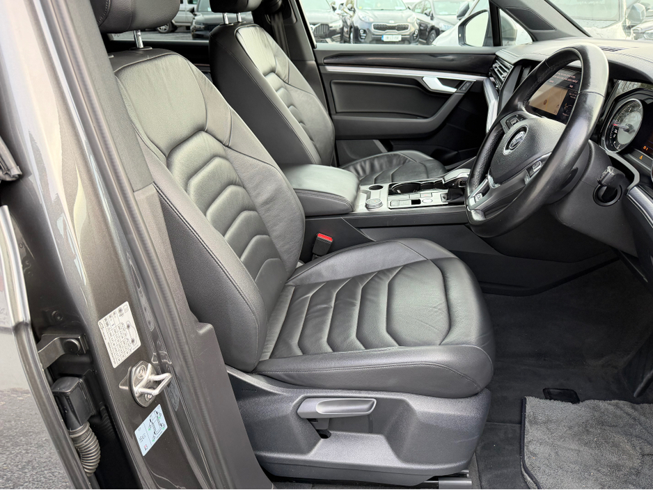 2019 Volkswagen Touareg - image 7