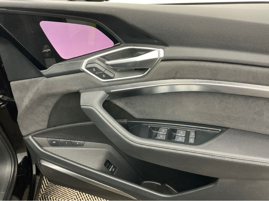 2022 Audi e-tron - image 9