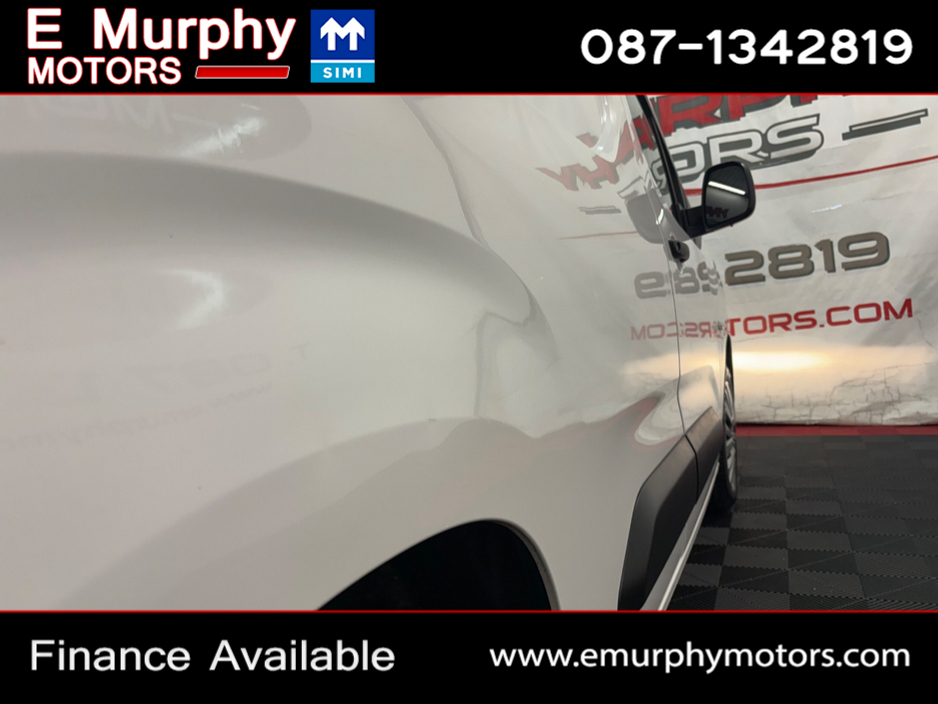 2021 Peugeot Partner - image 22