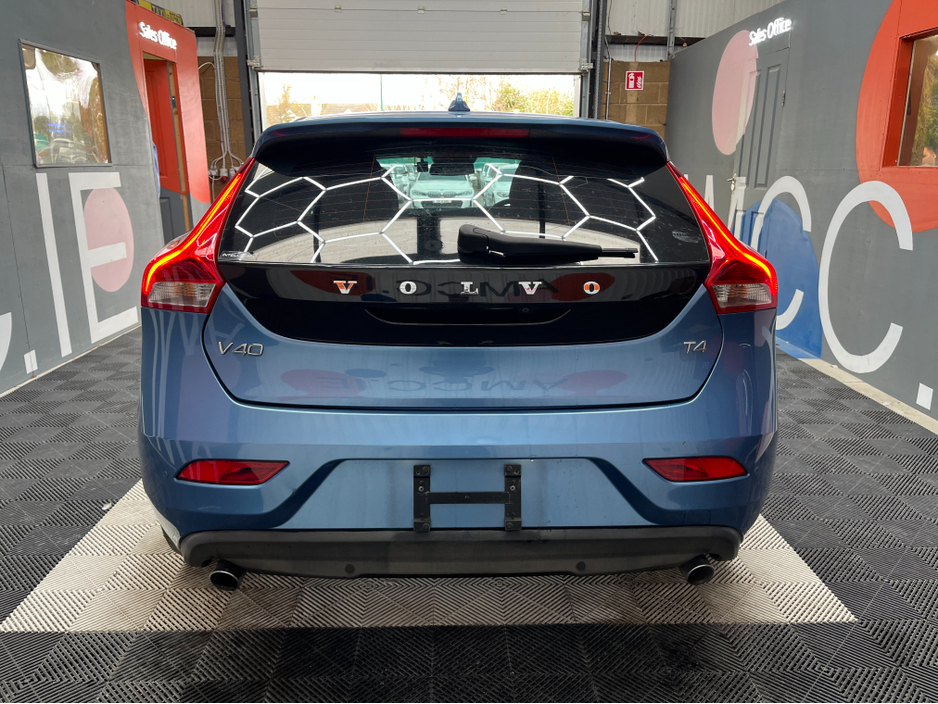 2015 Volvo V40 - image 3